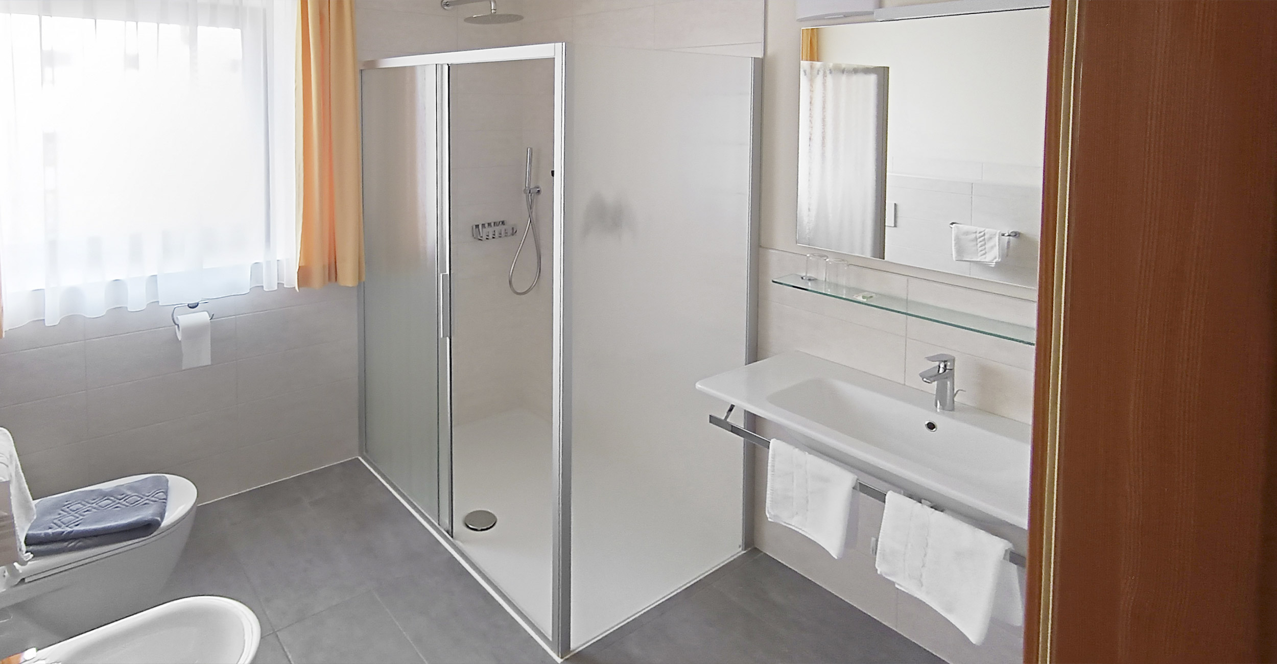 Hirschenwirt Zimmer Urlaub Ferienwohnungen Südtirol Eisacktal Latzfons Badezimmer